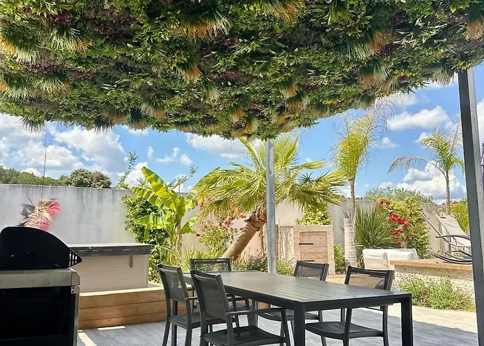 Design Avec Piscine , Jacuzzi , Clim Et Piano Saturargues